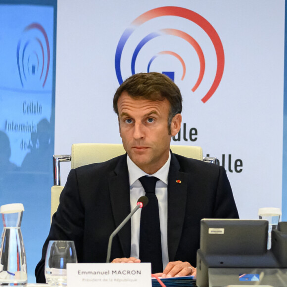 Elisabeth Borne, Première ministre, Emmanuel Macron, président de la République et Gérald Darmanin, ministre de l'Intérieur et des Outre-mer lors de la réunion de la cellule de crise interministérielle au ministère de l'Intérieur au centre de crise d'urgence du ministère de l'Intérieur à Paris, France, le 30 juin 2023, après que des émeutes ont éclaté pour la troisième nuit consécutive à travers le pays suite à la mort de Nahel, une adolescente de 17 ans tuée lors d'un contrôle routier à Nanterre par un policier. © Eric Tschaen/Pool/Bestimage