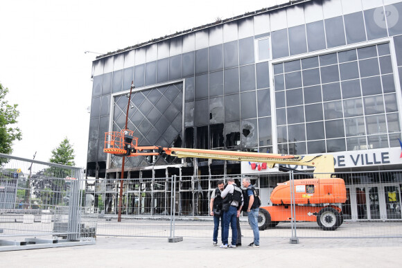 La mairie de Garges-lès-Gonesse fut la cible d'incendiaires, dans la soirée du 28 juin 2023, au lendemain de la mort de Nahel, 17 ans, à Nanterre. Ce dernier a été tué par un policier après un refus d'obtempérer au volant de son véhicule. © Federico Pestellini / Panoramic / Bestimage