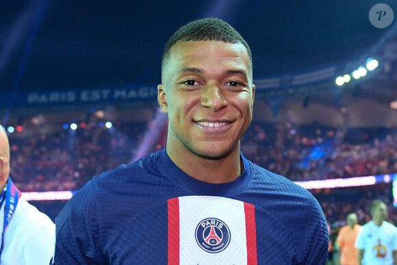 Kylian Mbappé s'éclate aux États-Unis au milieu des stars
 
Kylian Mbappé lors de la cérémonie de remise du trophée de champion de France au Paris Saint-Saint-Germain (PSG) après le match de football Ligue 1 Uber Eats opposant le Paris Saint-Germain (PSG) au Clermont Foot 63 au Parc des Princes à Paris, France. © Philippe Lecoeur/Pool/Bestimage