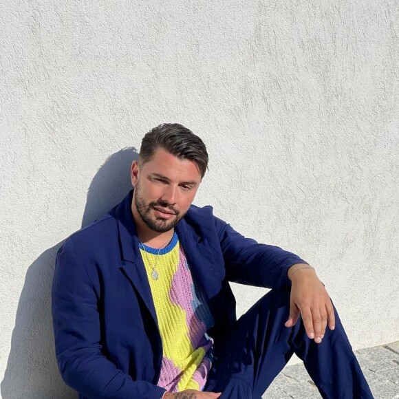 Il a du être opéré en urgence le lundi 3 juillet 2023.
Kevin Guedj prend la pose sur Instagram.