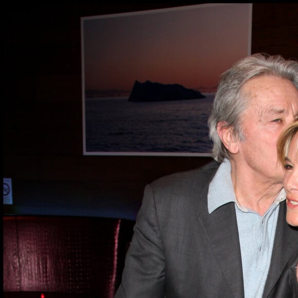 Géraldine Danon et son parrain Alain Delon - Vernissage de l'exposition de photos de Géraldine Danon à l'occasion de la sortie de son livre 'Une fleur dans les glaces'.