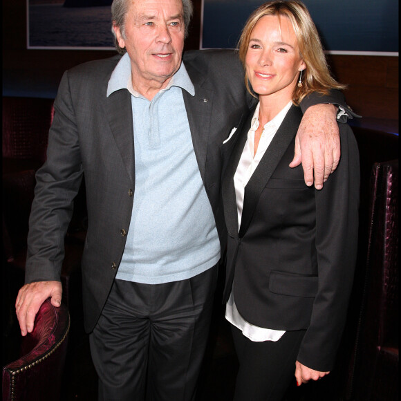 Géraldine Danon et son parrain Alain Delon - Vernissage de l'exposition de photos de Géraldine Danon à l'occasion de la sortie de son livre 'Une fleur dans les glaces'.