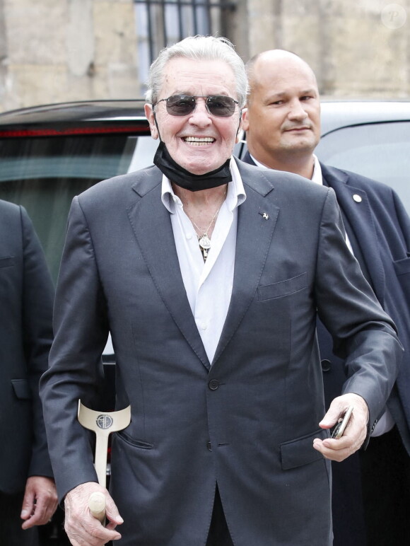 Alain Delon - Obsèques de Jean-Paul Belmondo en en l'église Saint-Germain-des-Prés, à Paris le 10 septembre 2021. © Cyril Moreau / Bestimage 