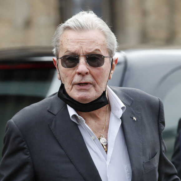 Alain Delon a été soutenu par sa célèbre filleule. 
Alain Delon - Obsèques de Jean-Paul Belmondo en en l'église Saint-Germain-des-Prés, à Paris. © Cyril Moreau / Bestimage 