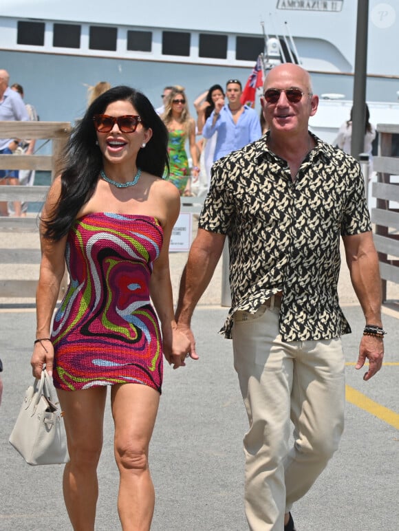 Jeff Bezos et sa compagne Lauren Sanchez se baladent sur le port de Saint-Tropez, Côte d'Azur, France, le 17 juin 2023.