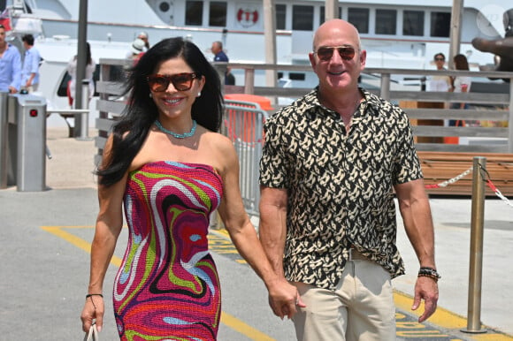 Jeff Bezos et sa compagne Lauren Sanchez se baladent sur le port de Saint-Tropez, Côte d'Azur, France, le 17 juin 2023.