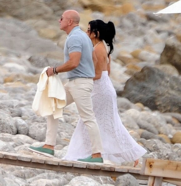 Jeff Bezos, le PDG d'Amazon, et sa compagne Lauren Sanchez en vacances à Ibiza, le 17 mai 2023.
