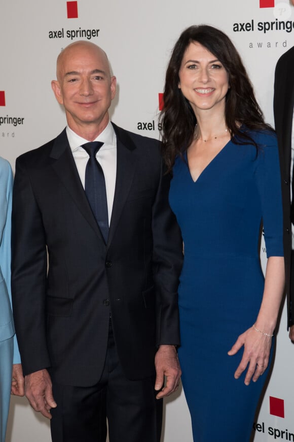 On est loin de l'homme sage avec sa précédente épouse, Mackenzie.
Jeffrey "Jeff" Bezos avec Mackenzie Bezos - Les célébrités posent lors du photocall de la soirée "Axel Springer Award 2018" à Berlin le 24 avril 2018.