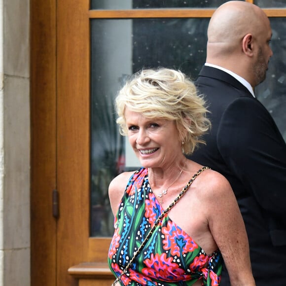 Mais les téléspectateurs de la deuxième chaîne pourront tout de même l'y retrouver le week-end...
Sophie Davant - Mariage de Claude Lelouch à la mairie du 18ème à Paris. Le 17 juin 2023 