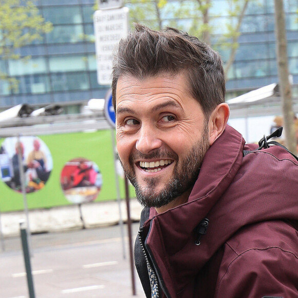 Christophe Beaugrand quitte les studios de RTL à Neuilly-sur-Seine, le 25 avril 2023. © Jonathan Rebboah / Panoramic / Bestimage