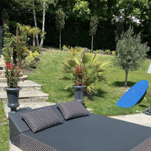 Des installations d'extérieur viennent sublimer la demeure.
Christophe Beaugrand partage des images de sa superbe maison en banlieue parisienne sur Instagram.