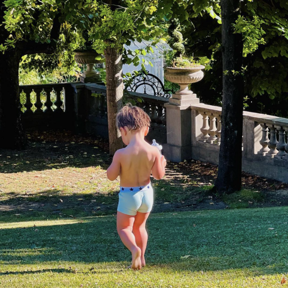 Un grand terrain où peut gambader le petit Valentin.
Christophe Beaugrand partage des images de sa superbe maison en banlieue parisienne sur Instagram.