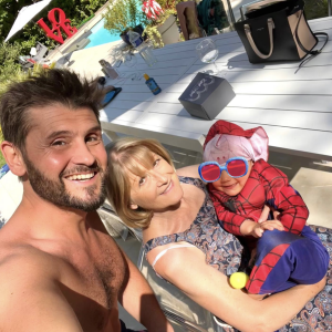 Tout pour que la famille coule des jours heureux.
Christophe Beaugrand partage des images de sa superbe maison en banlieue parisienne sur Instagram.