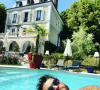 Comme en témoignent ses photos, l'animateur de TF1 a monté le niveau d'un cran en s'appropriant une grande demeure avec piscine.
Christophe Beaugrand partage des images de sa superbe maison en banlieue parisienne sur Instagram.
