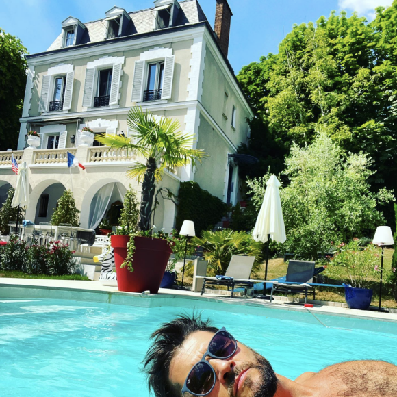 Comme en témoignent ses photos, l'animateur de TF1 a monté le niveau d'un cran en s'appropriant une grande demeure avec piscine.
Christophe Beaugrand partage des images de sa superbe maison en banlieue parisienne sur Instagram.