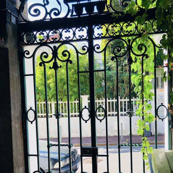 Christophe Beaugrand partage des images de sa superbe maison en banlieue parisienne sur Instagram.
