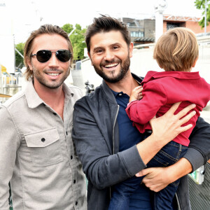 Lorsqu'il n'est pas en tournage, Christophe Beaugrand retrouve son luxueux nid douillet en banlieue parisienne.
Christophe Beaugrand, son mari Ghislain Gerin et leur fils Valentin - Soirée d'anniversaire des 5 ans de la marque Joone, sur la péniche La Barge à Issy-les-Moulineaux. Paris © Veeren / Bestimage