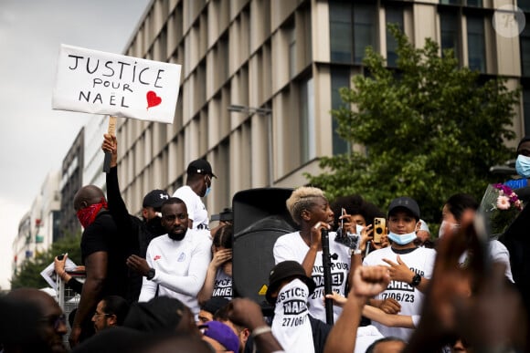 Marche blanche organisée en hommage à Nahel jeune homme tué par un policier après un refus d'obtempérer, à Nanterre, France. 6 200 personnes sont présentes, selon la police. © Jean-Baptiste Autissier/Panoramic/bestimage