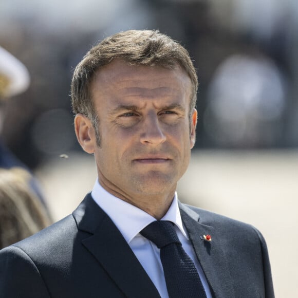 La chanteuse s'était déjà enfuie
Le président de la République française Emmanuel Macron, accompagné de sa femme la Première Dame Brigitte Macron, rend un hommage national à Léon Gautier, ancien combattant français de la Seconde Guerre mondiale et dernier membre survivant du commando des bérets verts du capitaine français P.Kieffer du ébarquement en Normandie, lors d'une cérémonie sur la plage de Ouistreham, en Normandie, en France, le 7 juillet 2023. © Eliot Blondet/Pool /Bestimage 