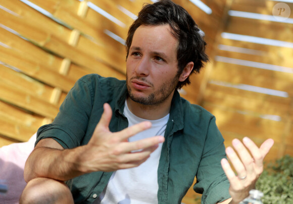 Exclusif - Vianney interviewé par des jeunes lecteurs de "Var Matin" avant son concert au Festival du Château à Solliès-Pont, le 19 juillet 2021. © Laurent Martinat / Nice Matin / Bestimage