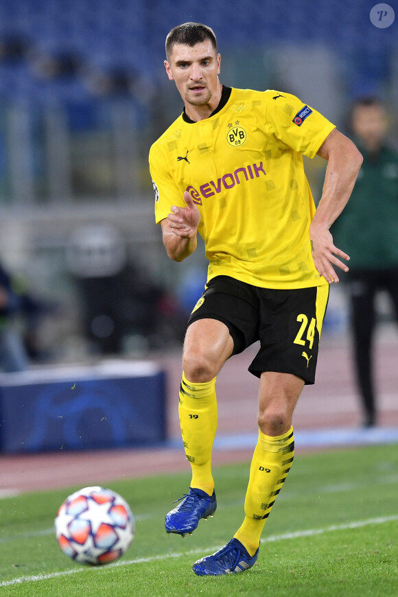 Alors que le conseil des ministres belge vient d'approuver le premier volet de réparation de la loi transgenre, Thomas Meunier a réagi sur Twitter, faisant part de son scepticisme.
Thomas Meunier - La Lazio de Rome bat l'équipe Borussia Dortmund (3 - 1) en Ligue des Champions à Rome, le 20 octobre 2020.