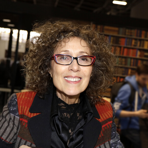 Mireille Dumas expose au "Salon du Livre de Paris 2019 (Livre Paris)" à la Porte de Versailles à Paris, le 28 mars 2019. © Cédric Perrin/Bestimage