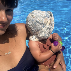 À commencer par sa magnifique piscine. D'un bleu profond, le bassin est propice aux baignades et éclaboussures en famille. 