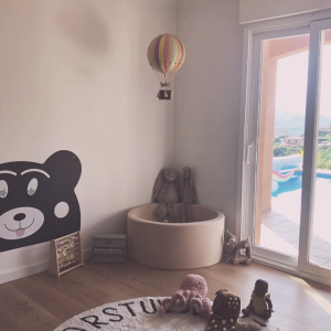 À l'intérieur de sa grande maison, Alizée possède aussi une magnifique chambre pour sa fille, décorée dans des tons neutres et avec des objets aux courbes minimalistes.