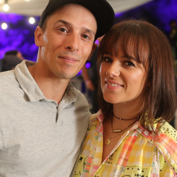 Alizée et Grégoire Lyonnet vivent des jours heureux en Corse. 
Exclusif - Grégoire Lyonnet et sa femme, la chanteuse Alizée - Jour 1 - Backstage - Enregistrement de l'émission "Embarquement immédiat" © Olivier Sanchez / Bestimage 