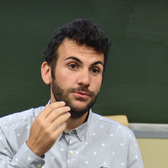 Exclusif - Laurent Ournac donne une conférence sur l'obésité dans l'amphithéâtre du CHU du Kremlin-Bicêtre pour l'association "Les-Poids-Plumes" le 10 octobre 2015.