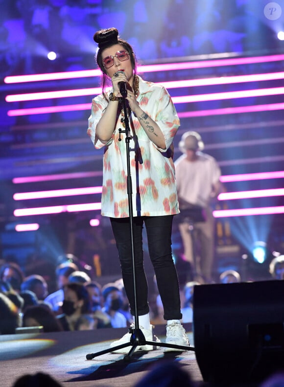 Mais voilà que l'artiste a décidé de se montrer sous un nouveau jour.
Hoshi - Concert - L' événement musical "RFM Music Show" édition spéciale pour les 40 ans de la célèbre radio au Palais des Sports de Levallois-Perret et avec le retour des lives. Ce concert exceptionnel sera retransmis sur C8 le mercredi 30 juin. Émission présentée par B.Montiel et L.Rétory. Levallois-Perret le 26 juin 2021 © Veeren Ramsamy - Pierre Perusseau / Bestimage