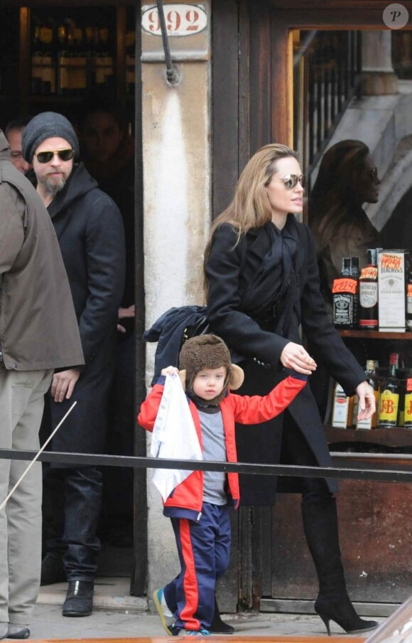 Angelina Jolie et Brad Pitt se promènent à Venise avec leurs quatre plus grands enfants.
