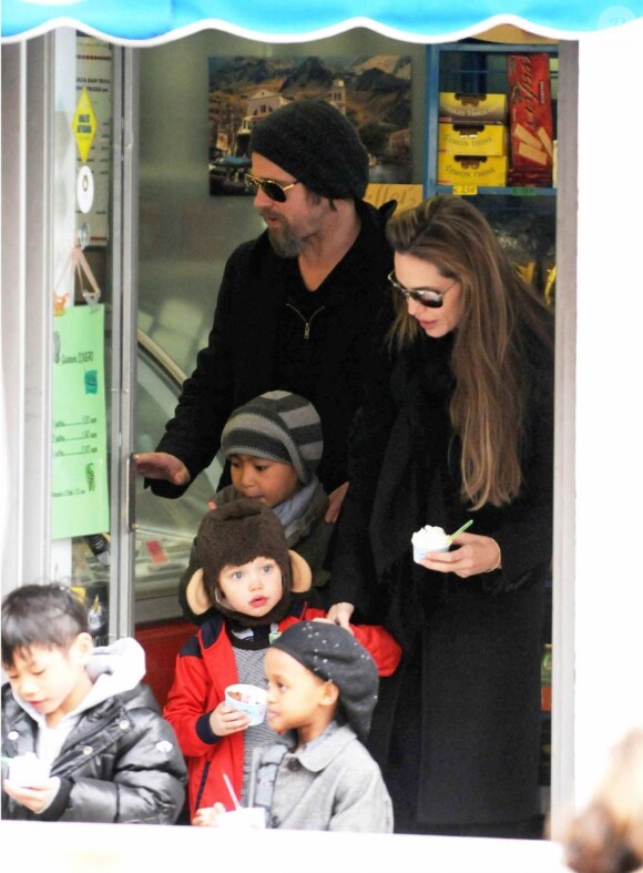 Angelina Jolie et Brad Pitt se promènent à Venise avec leurs quatre plus grands enfants.