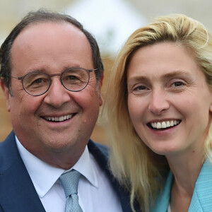 Avec Julie Gayet, ils vont habiter rue du Faubourg Saint-Honoré, à quelques mètres de l'Elysée. 
Francois Hollande et Julie Gayet lors du festival Soeurs Jumelles, Rencontre de la musique et de l'image à Rochefort le 1er juillet 2023. © Franck Castel / Bestimage 