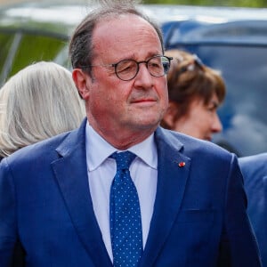 Un déménagement particulier pour François Hollande, qui retrouve le quartier où il a vécu pendant cinq ans. 
Exclusif - François Hollande - Obsèques de l'avocat et homme politique français Tony Dreyfus au cimetière du Montparnasse à Paris, France, le 5 mai 2023. © Christophe Clovis/Bestimage 