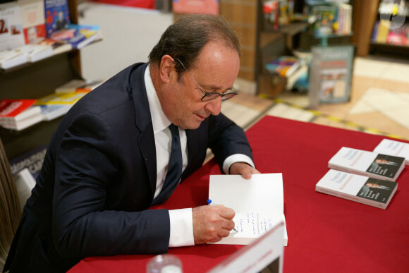 L'ancien président François Hollande en séance dédicace de son livre "Bouleversements" dans une librairie de Nîmes, France, le 2 décembre 2022. © Stéphanie Gouiran/Panoramic/Bestimage 