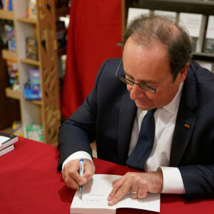 L'ancien président François Hollande en séance dédicace de son livre "Bouleversements" dans une librairie de Nîmes, France, le 2 décembre 2022. © Stéphanie Gouiran/Panoramic/Bestimage 