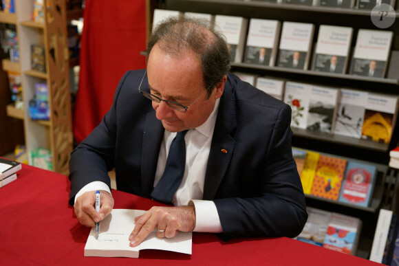 L'ancien président François Hollande en séance dédicace de son livre "Bouleversements" dans une librairie de Nîmes, France, le 2 décembre 2022. © Stéphanie Gouiran/Panoramic/Bestimage 