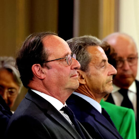 En revanche, il s'est aussi rapproché d'un autre ex-président, Nicolas Sarkozy, dont les bureaux sont également dans le quartier. 
Les deux anciens présidents de la république François Hollande et Nicolas Sarkozy - Cérémonie d'investiture du président de la République, Emmanuel Macron au Palais de l'Elysée à Paris le 7 Mai 2022, suite à sa réélection le 24 avril dernier. © Dominique Jacovides/Bestimage 