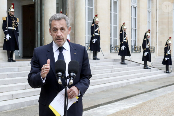 Le président de la République française, Emmanuel Macron recoit l'ex président de la république, Nicolas Sarkozy pour un entretien au palais de l'Elysée, Paris, France, le 25 février 2022. © Stéphane Lemouton/Bestimage 