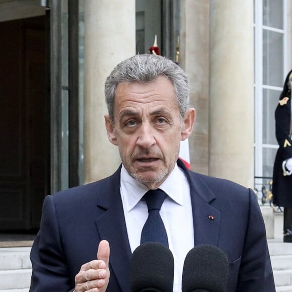 Le président de la République française, Emmanuel Macron recoit l'ex président de la république, Nicolas Sarkozy pour un entretien au palais de l'Elysée, Paris, France, le 25 février 2022. © Stéphane Lemouton/Bestimage 