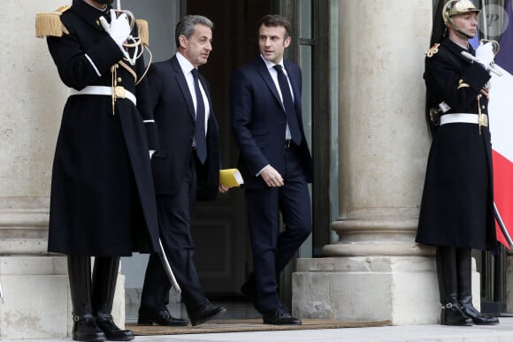 Le président de la République française, Emmanuel Macron recoit l'ex président de la république, Nicolas Sarkozy pour un entretien au palais de l'Elysée, Paris, France, le 25 février 2022. © Stéphane Lemouton/Bestimage 