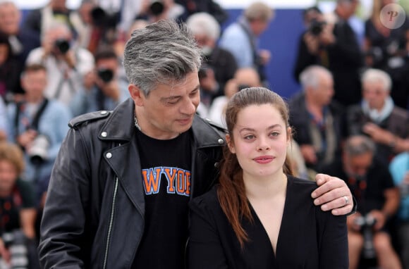 Benjamin Biolay et sa fille Anna Biolay au photocall de "Rosalie" lors du 76ème Festival International du Film de Cannes, le 18 mai 2023. © Jacovides/Moreau/Bestimage 