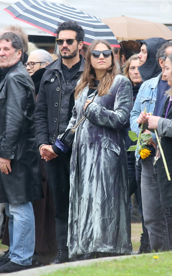 Izïa Higelin et son ancien compagnon lors des obsèques de Jacques Higelin au cimetière du Père Lachaise à Paris le 12 avril 2018.