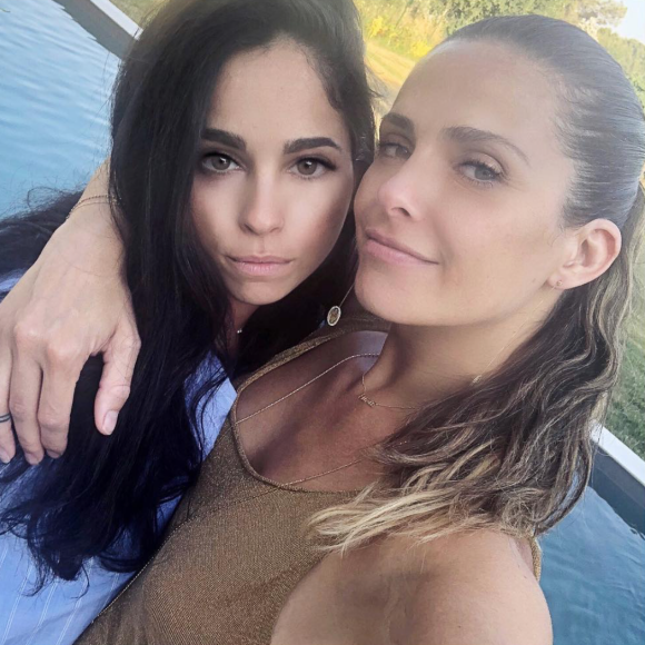 Par soucis de confidentialité, elle ne dévoile pas l'identité de ce dernier, ni son visage.
Clara Morgane et sa soeur Alexandra Munos embrasent la toile avec de nouvelles photos torrides.