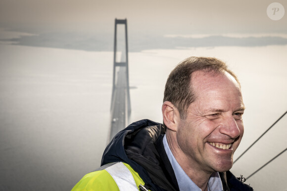 "De toute façon, on ne se retrouve qu'après plusieurs jours, car elle dit que je suis complètement azimuté à mon retour", explique-t-il
Christian Prudhomme, directeur du Tour de France, sur le pont Great Belt Bridge à Korsor, moins de cent jours avant le départ du Tour de France depuis Copenhague prévu le 1er juillet 2022. Le 23 mars 2022.