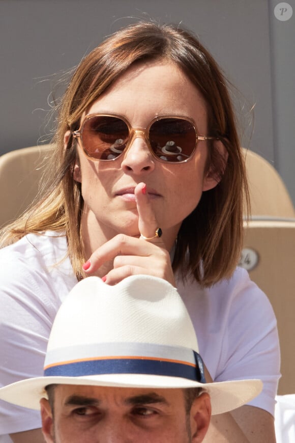 La belle journaliste et animatice Isabelle Ithurburu est en vacances.
Isabelle Ithurburu en tribunes lors des Internationaux de France de tennis de Roland Garros. © Jacovides-Moreau/Bestimage 