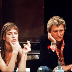 Archives - Michel Sardou, Jane Birkin et Johnny Hallyday sur le plateau de l'émission de TF1 "Numéro 1 à Michel Sardou" en 1975.