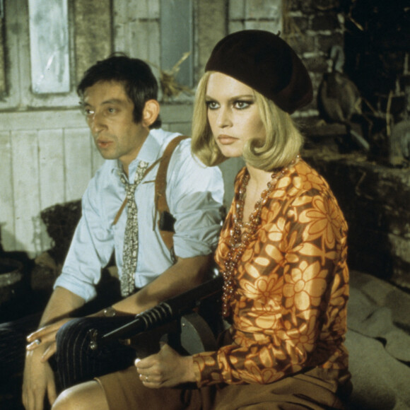 Il a été dévasté par leur rupture
Archives - En France, à Paris, Serge GAINSBOURG et Brigitte BARDOT, dans une parodie de BONNIE AND CLYDE sur un plateau le 15 novembre 1967. © Bernard Leguay via Bestimage