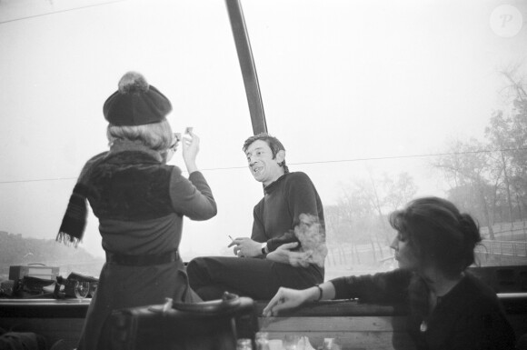 Elle éprouvait beaucoup de tendresse pour Jane
Archives - En France, à Paris, Serge Gainsbourg et Brigitte BARDOT sur le plateau de l'émission "Show Bardot". Le 15 novembre 1967 © Bernard Leguay via Bestimage